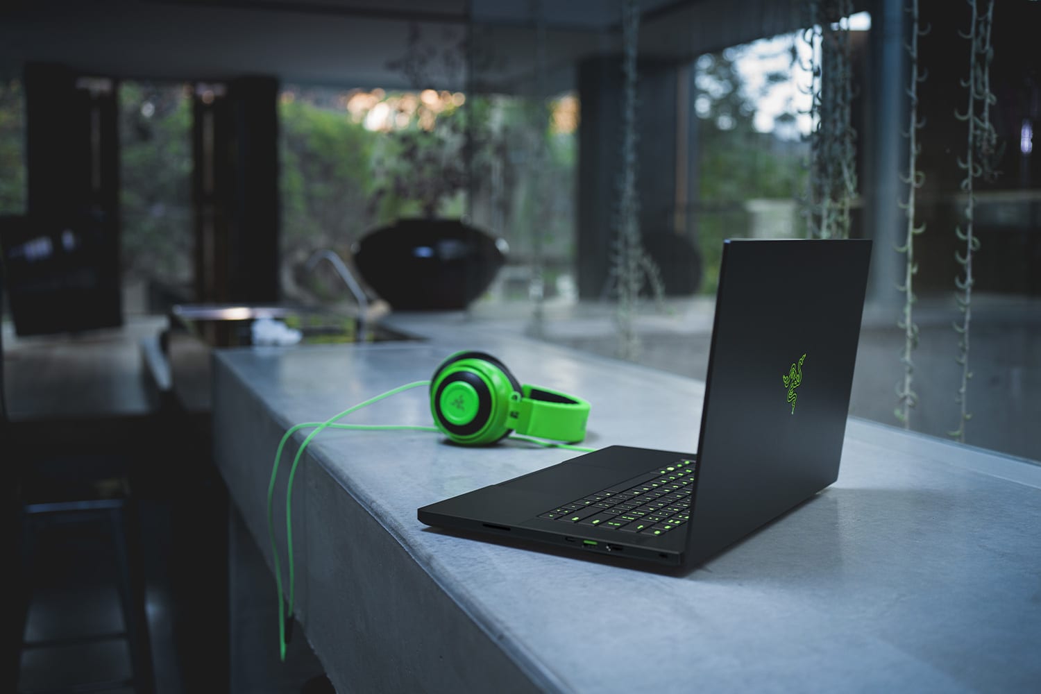 blade15 2020 gallery 02 https://www.mkaugaming.com/all-review-list/razer-blade-15-laptop-2020-model-review/