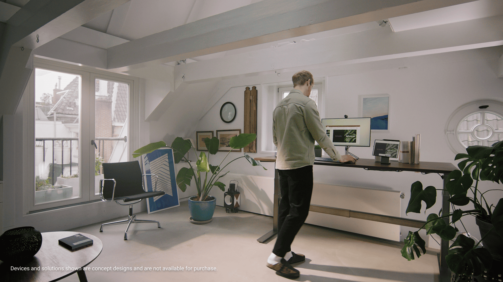 Dell Technologies Announces New Concepts For a Seamless Work Experience 1 Concept Flow Image 2 Andre working embargoed until Dec 15 https://www.mkaugaming.com/dell-technologies-announces-new-concepts-for-a-seamless-work-experience/