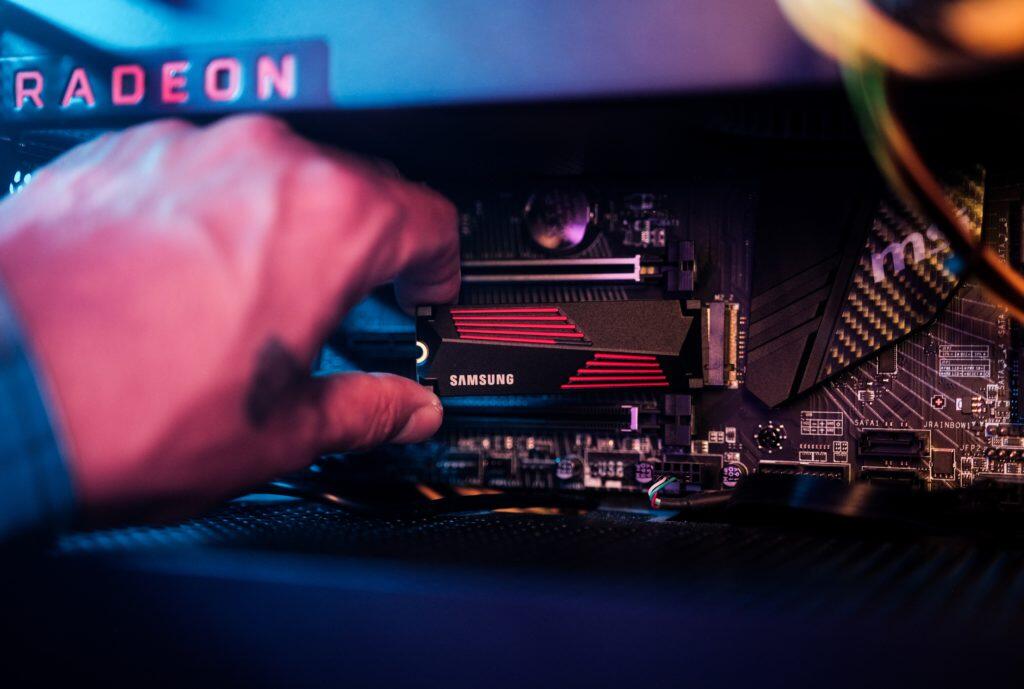 Uncompromising Performance Meets Advanced Cooling – Samsung’s SSD 990 PRO With Heatsink Comes To Australia 3 Samsung 990 PRO with Heatsink SSD lifestyle 3 https://www.mkaugaming.com/uncompromising-performance-meets-advanced-cooling-samsungs-ssd-990-pro-with-heatsink-comes-to-australia/