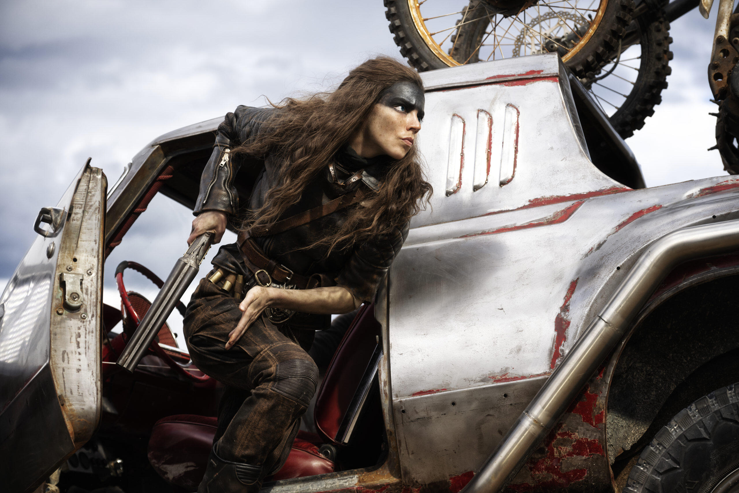 Furiosa: A Mad Max Saga (Movie) - Review 4 rev 1 FUR JBR 443r High Res JPEG scaled https://www.mkaugaming.com/all-review-list/furiosa-a-mad-max-saga-movie-review/