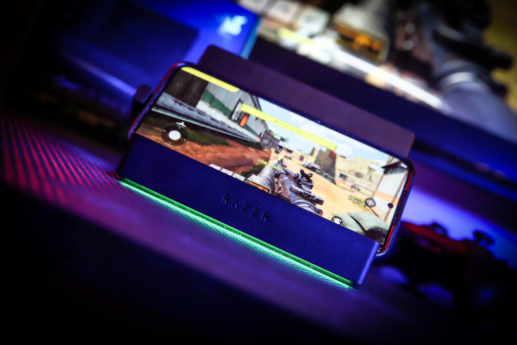 PSX 20250302 145104 https://www.mkaugaming.com/all-review-list/razer-handheld-dock-chroma-hardware-review/