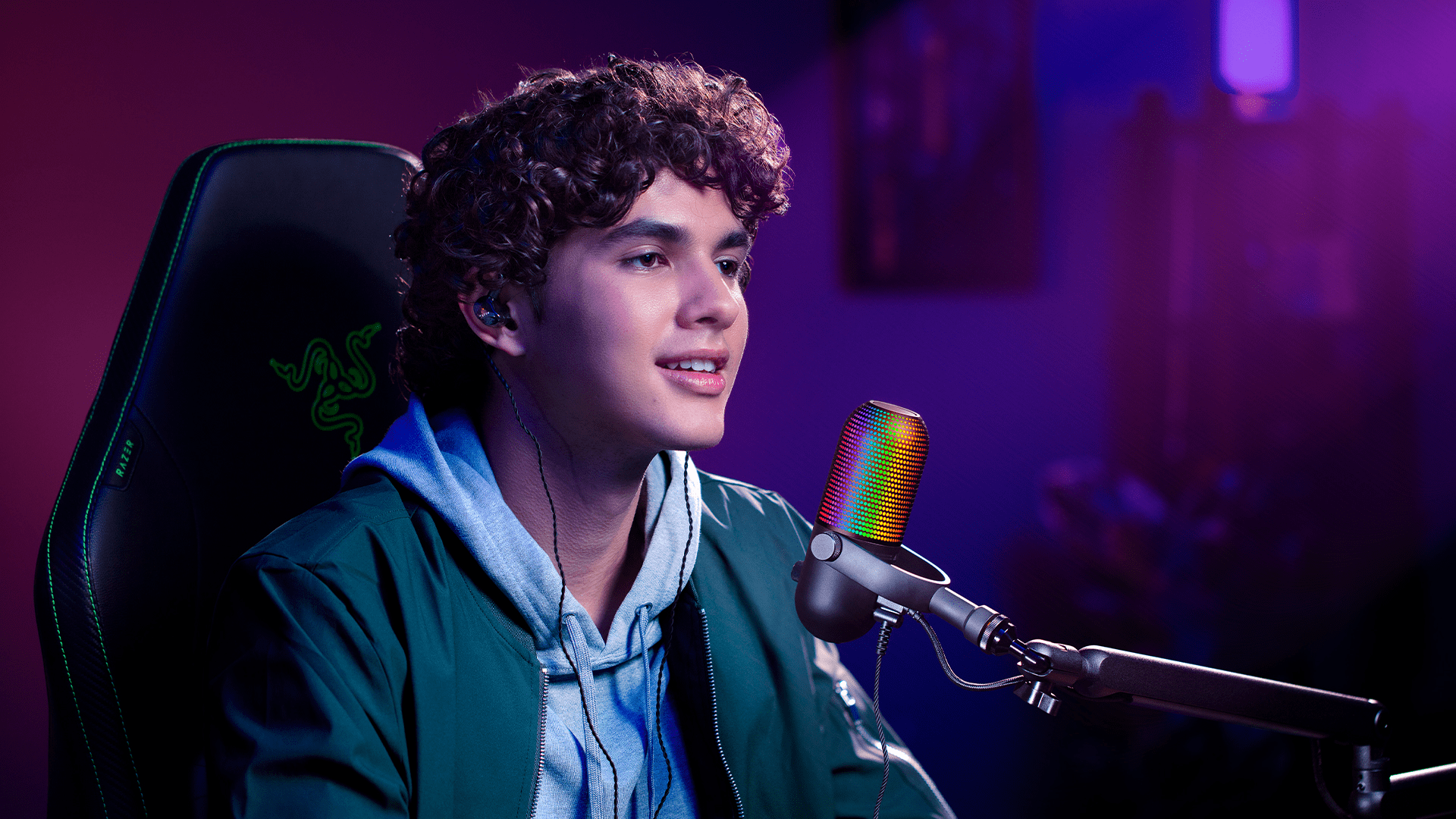 Razer Debuts The New Seiren V3 Chroma 4 Live Streaming https://www.mkaugaming.com/razer-debuts-the-new-seiren-v3-chroma/